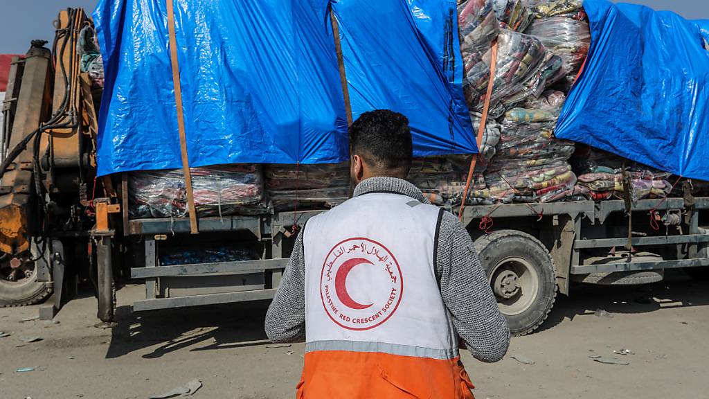 ARCHIV - Hilfsgütertransporter am Grenzübergang Kerem Schalom zwischen Israel und dem Gazastreifen. Foto: Abed Rahim Khatib/dpa