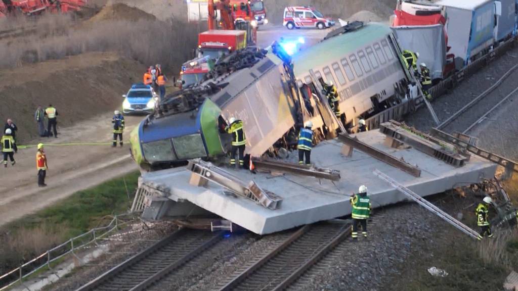 Güterzug prallt auf Betonplatte: Lokführer stirbt bei schwerem Unfall