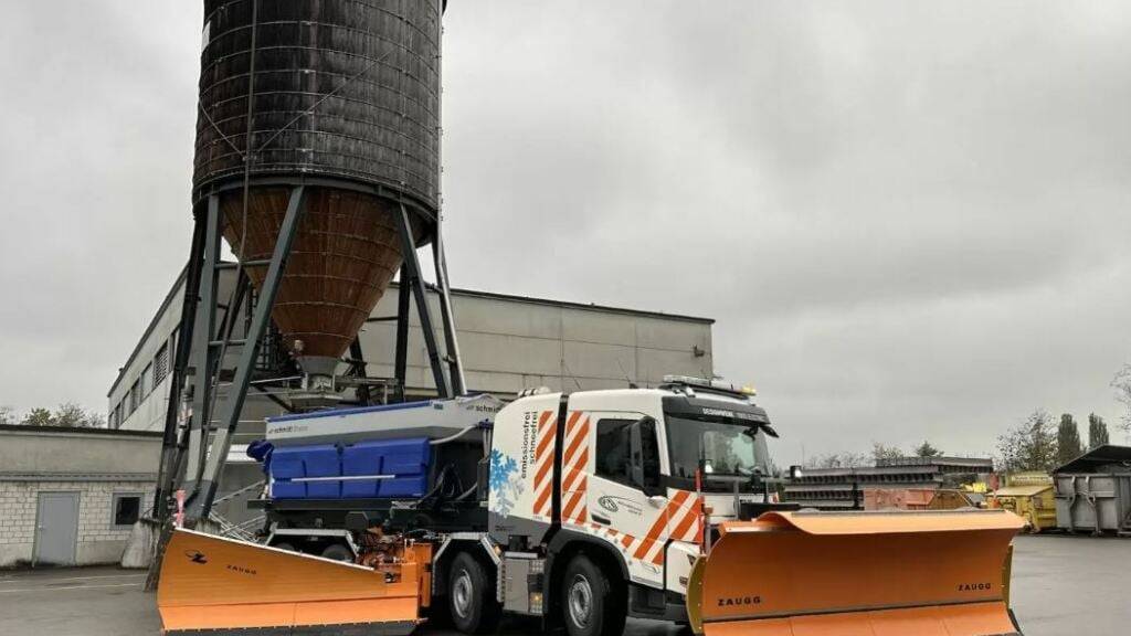 Auf Ostschweizer Autobahnen räumt erstmals ein E-Lastwagen Schnee