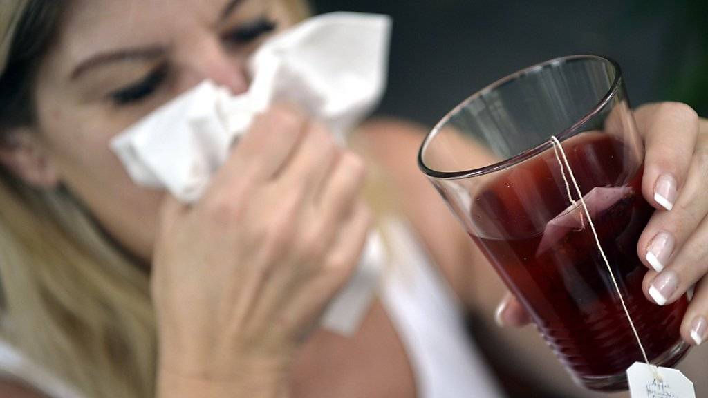 Die Grippeviren haben die Schweiz im Griff und zwingen viele Menschen ins Bett. (Symbolbild)