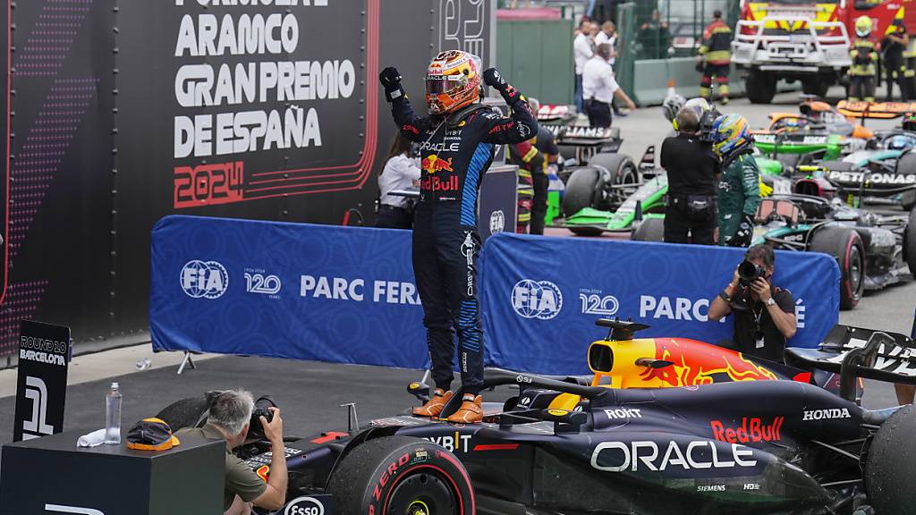 Max Verstappen lässt sich  nach seinem Sieg im Grand Prix von Spanien feiern