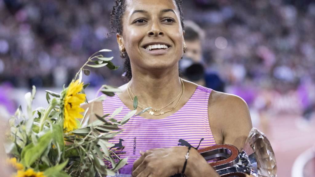 Mit Blumenstrauss, dem Pokal und einem Lächeln: Audrey Werro