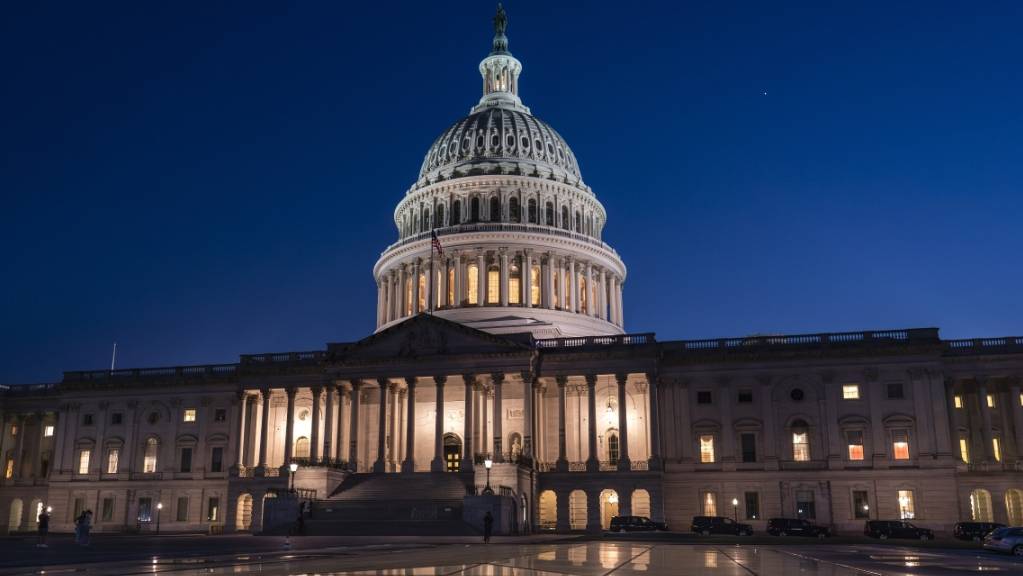 Hintern den Mauern des US-Kapitols hat der Senat einen Gesetzentwurf gebilligt, mit dem die staatliche Schuldenobergrenze vorerst ausgesetzt wird. Foto: J. Scott Applewhite/AP/dpa