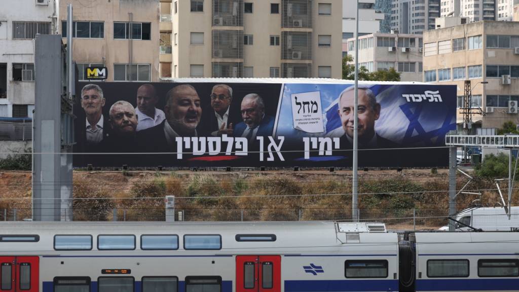 Ein Wahlkampfplakat, auf dem Israels Ministerpräsident Benjamin Netanjahu (r), Vorsitzender der Likud-Partei, sowie eine Reihe prominenter palästinensischer Politiker und Oppositionsführer in Israel zu sehen sind. Der Text auf Hebräisch lautet: «Rechts oder Palästina». Foto: Jamal Awad/dpa