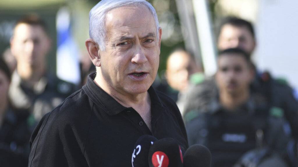 Israels Ministerpräsident Benjamin Netanjahu spricht während eines Treffens mit der israelischen Grenzpolizei. Foto: Yuval Chen/Yedioth Ahronoth POOL/AP/dpa