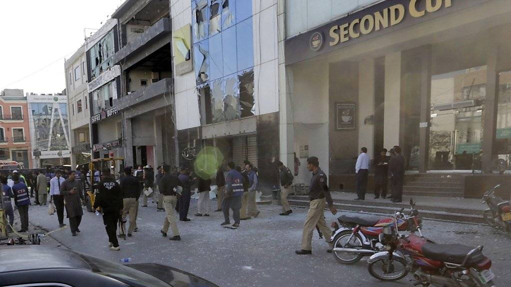 Pakistanische Sicherheitskräfte am Ort der Explosion in einem schicken Stadtteil der ostpakistanischen Stadt Lahore.