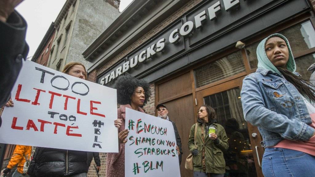 Empörte Bürger demonstrieren in Philadelphia gegen die Festnahme zweier Afroamerikaner in einerm Starbucks-Café.
