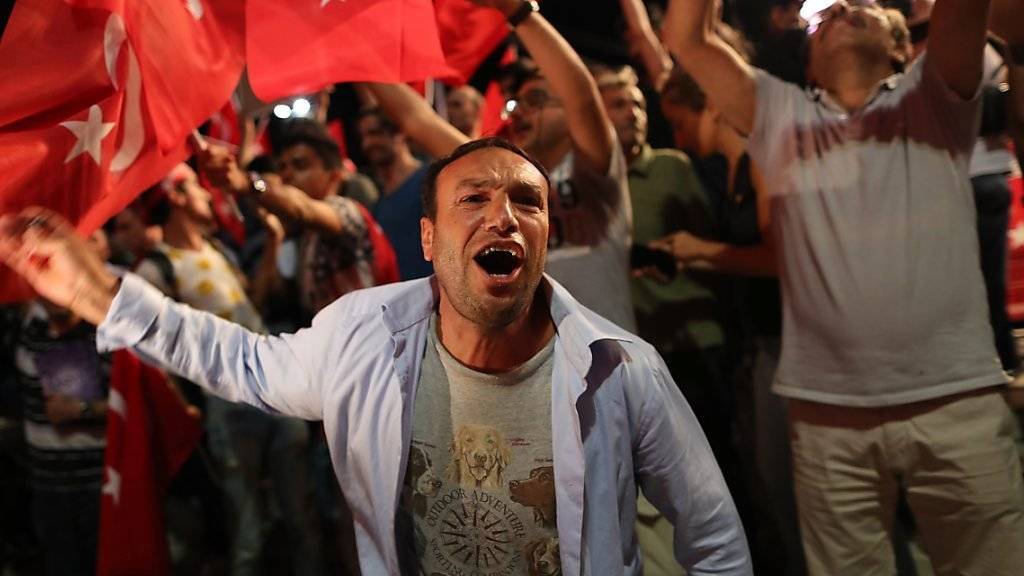 Erdogan-Anhänger demonstrieren auf dem Istanbuler Taksim-Platz.