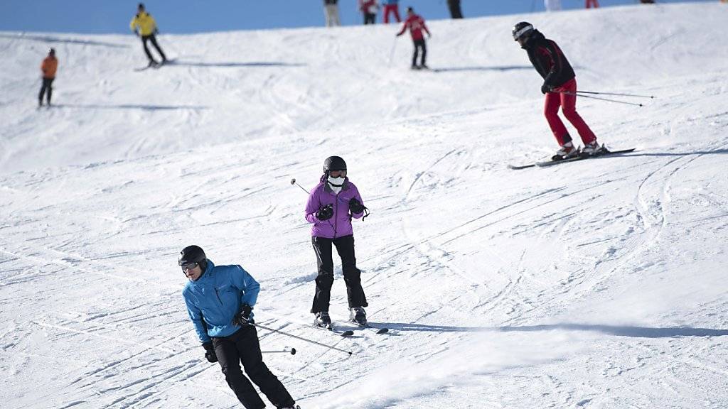 Über ein Drittel der Schweizer fährt Ski (Archiv).