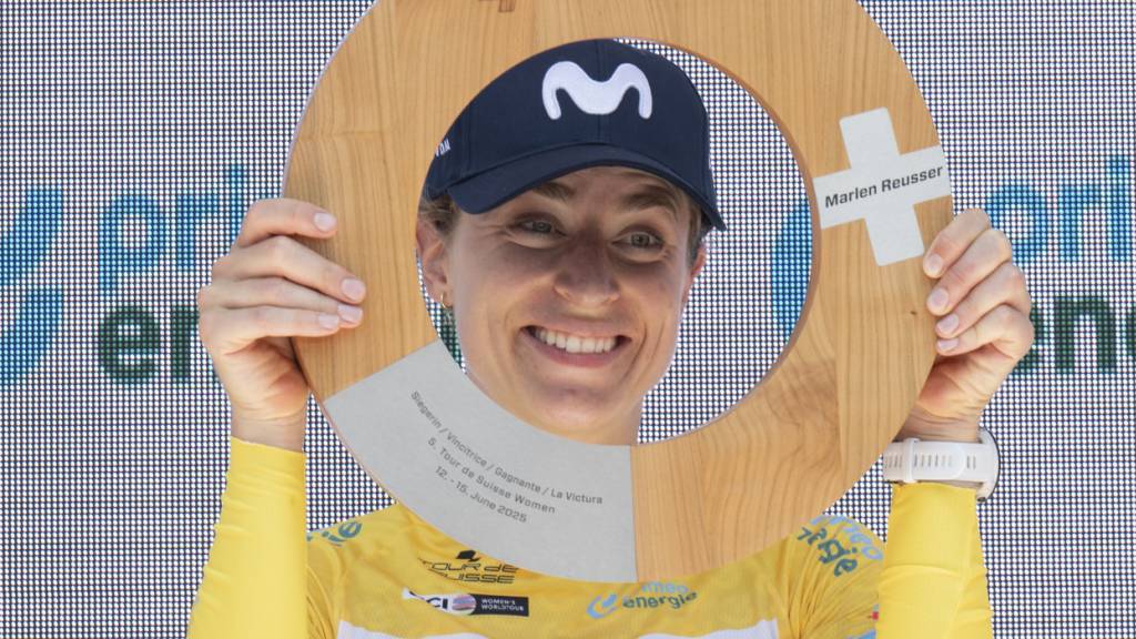 Marlen Reusser posiert stolz mit der Trophäe für die Gesamtsiegerin