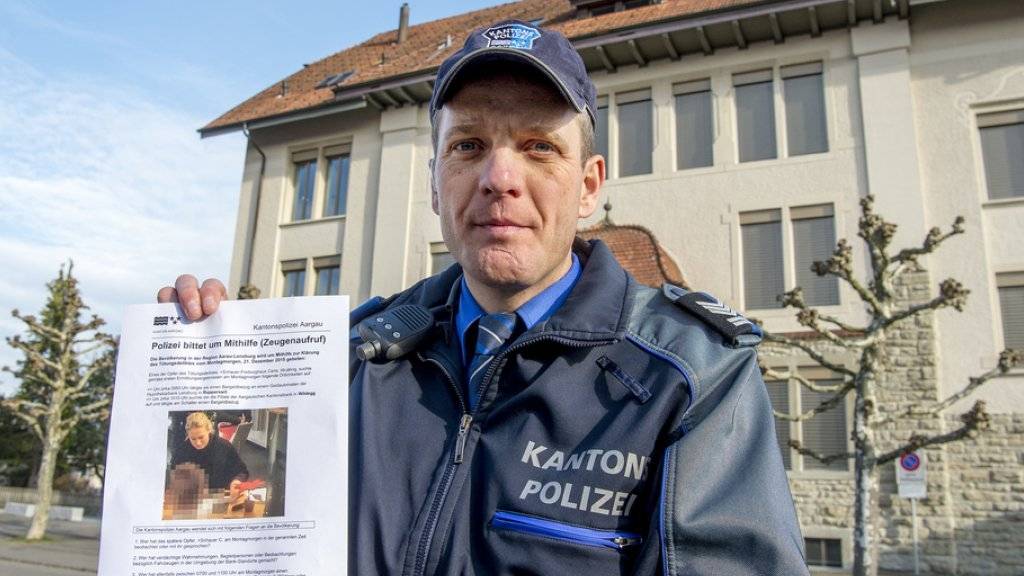 Flugblatt statt Facebook: Die Polizei sucht direkt in Rupperswil nach Personen, die Auskunft zur Bluttat mit vier Toten geben können.