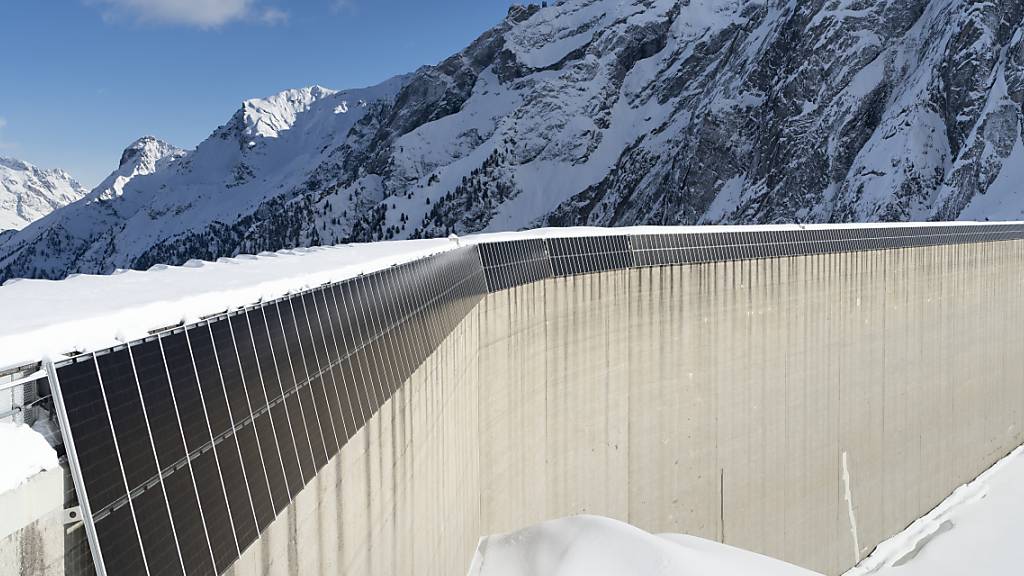 Die hochalpine Solaranlage an der Albigna-Staumauer: Das EWZ soll mehr in erneuerbare Energien investieren. (Symbolbild)