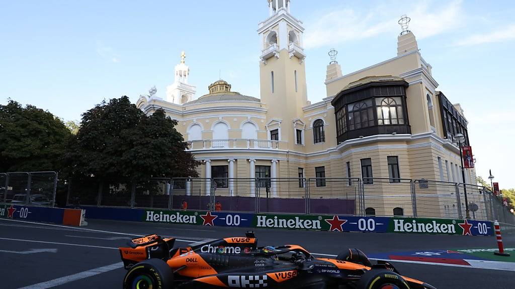 Oscar Piastri im orangefarbenen McLaren lässt sich auf dem Stadtkurs in Baku als Sieger feiern