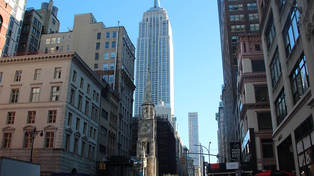 ARCHIV - Blick auf das Empire State Buildung (M): Das Empire State Building gehört zu den ältesten, höchsten und beliebtesten Wolkenkratzern New Yorks. Foto: Christina Horsten/dpa