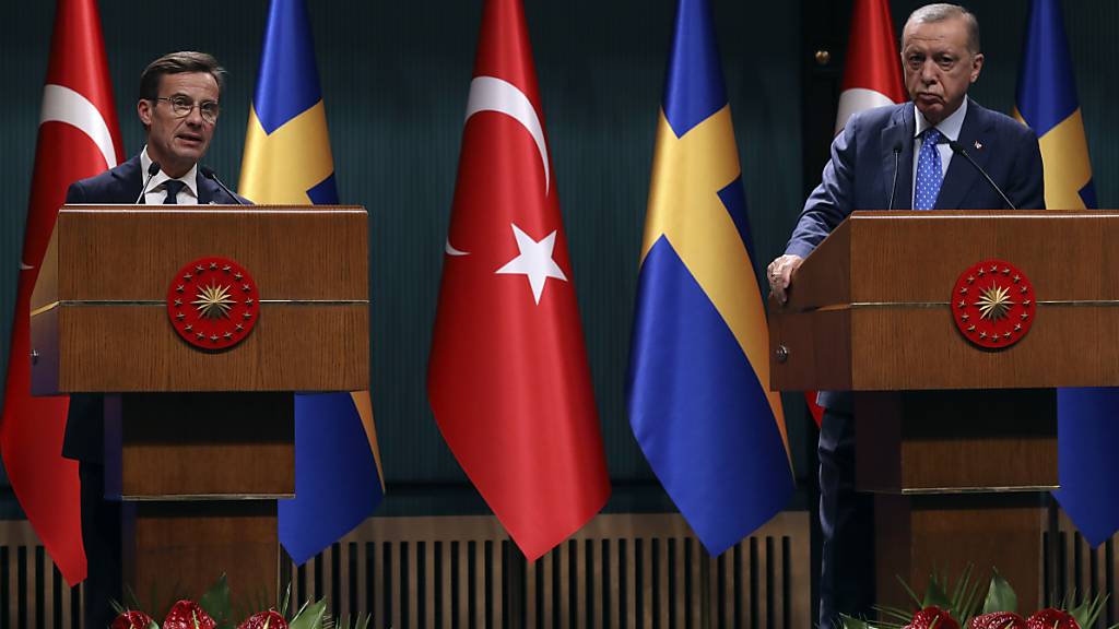 ARCHIV - Der türkische Präsident Recep Tayyip Erdogan (r), und Ulf Kristersson, Ministerpräsident von Schweden, bei einer Pressekonferenz im November. Foto: Burhan Ozbilici/AP/dpa