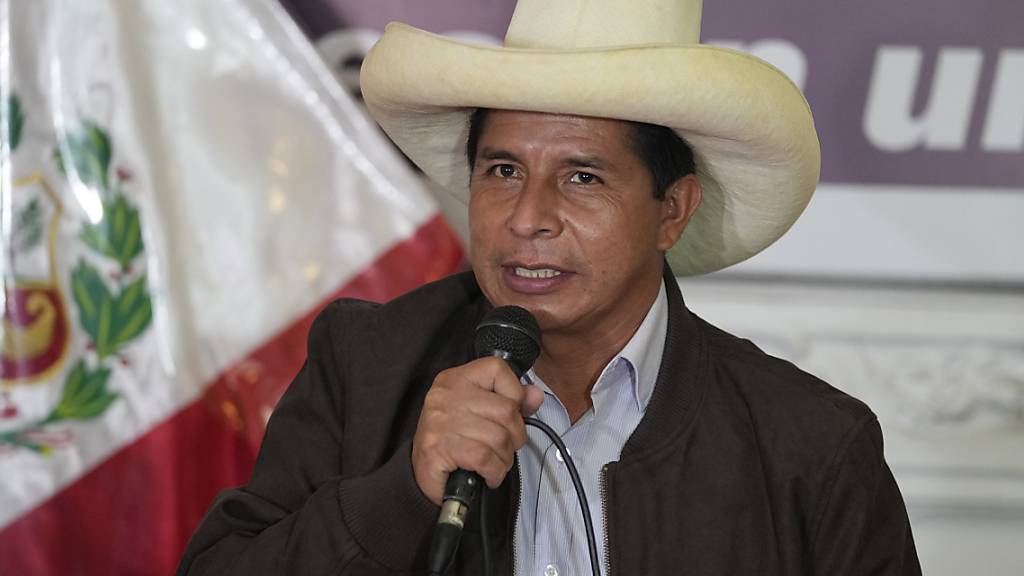 ARCHIV - Pedro Castillo, Präsidentschaftskandidat, spricht auf einer Pressekonferenz in seiner Wahlkampfzentrale. Foto: Martin Mejia/AP/dpa