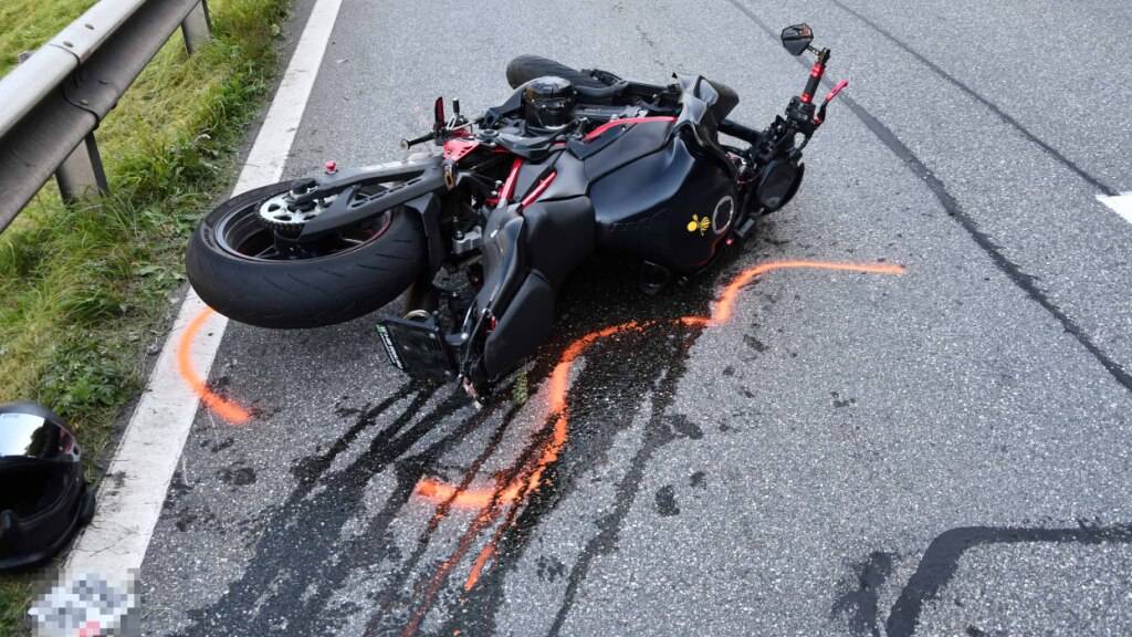 Zwei Motorradlenker sowie ein Velofahrer wurden bei Unfällen am Freitagnachmittag in Chur verletzt.