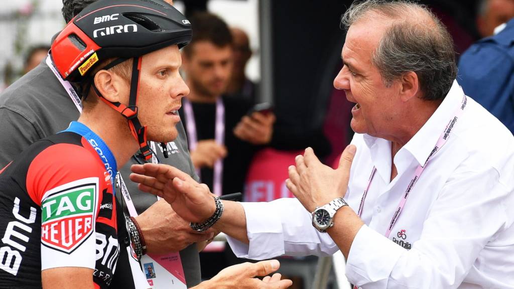Giro-Direktor Mauro Vegni unterhält sich mit dem Schweizer Profi Kilian Frankiny