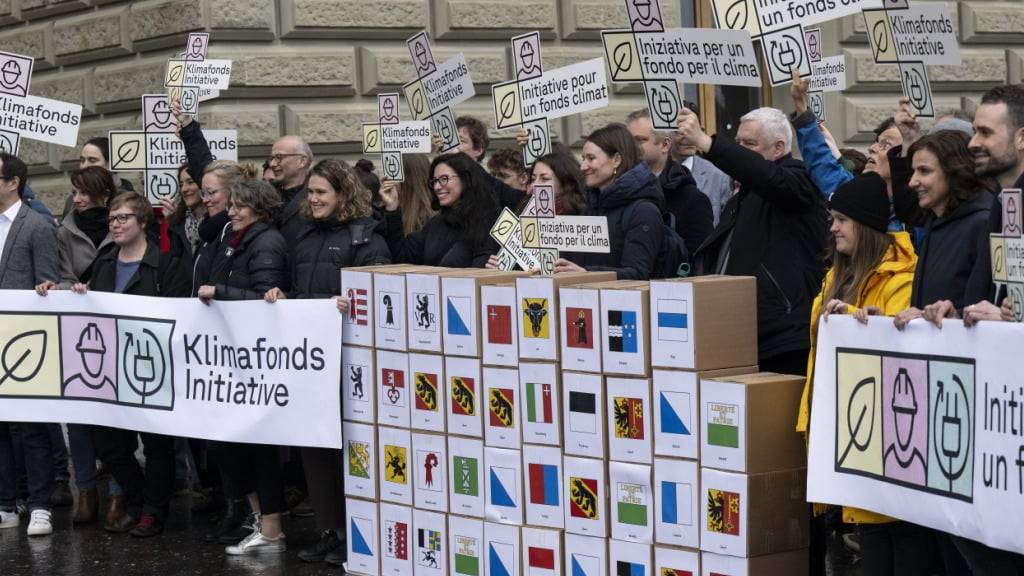 Vertreterinnen und Vertreter von SP und Grünen reichen die Unterschriften für die Klimafonds-Initiative ein. Der Nationalrat debattiert in den nächsten Stunden über das Volksbegehren. (Archivbild)
