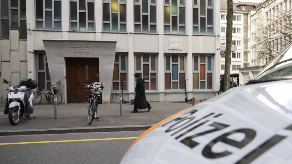 Die Stadt Zürich will ihren Betrag für den Schutz von Minderheiten verdoppeln, von einer auf zwei Millionen Franken. Mit dem Geld wird unter anderem der Schutz für die Synagogen verstärkt. Im Bild die Synagoge Agudas Achim in Wiedikon. (Archivbild)