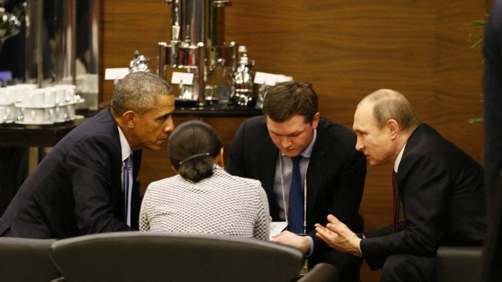 US-Präsident Obama (l.) und sein russischer Amtskollege Putin (r.) unterhalten sich am Rande des G20-Gipfels in der Türkei.