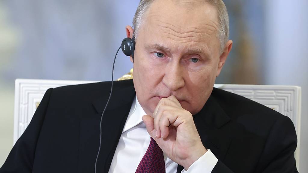 Aus einem Treffen mit Kremlchef Wladimir Putin und dem russischen Verteidigngsminister Sergej Schoigu ging hervor, dass ukrainische Streitkräfte hohe Opferzahlen und hohe Materialverluste erlitten haben. Foto: Sergei Bobylev/Pool Sputnik Kremlin/AP/dpa - ACHTUNG: Nur zur redaktionellen Verwendung und nur mit vollständiger Nennung des vorstehenden Credits