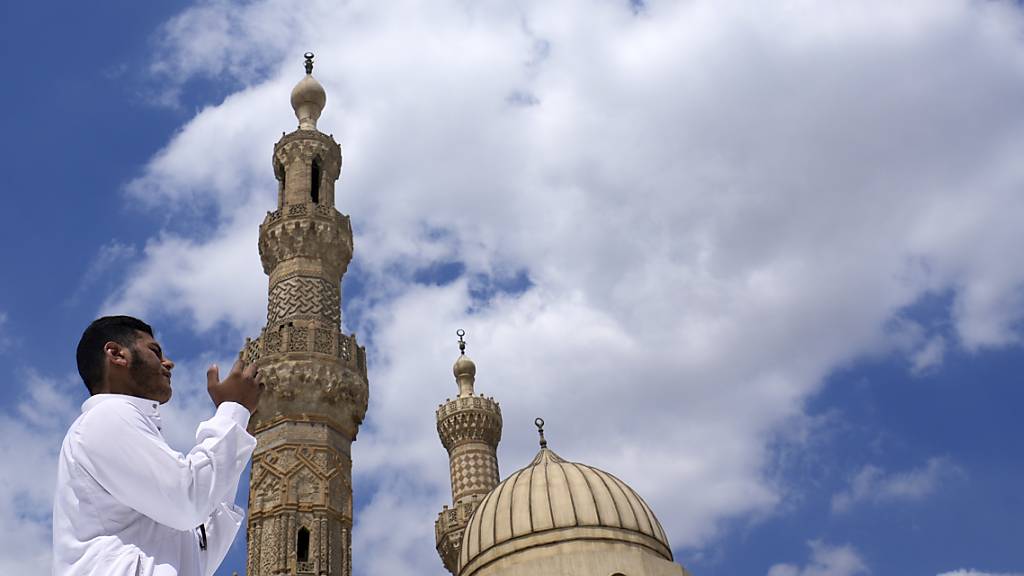 ARCHIV - Ein muslimischer Mann betet während des heiligen muslimischen Fastenmonats Ramadan in der Al-Azhar-Moschee. Foto: Amr Nabil/AP/dpa