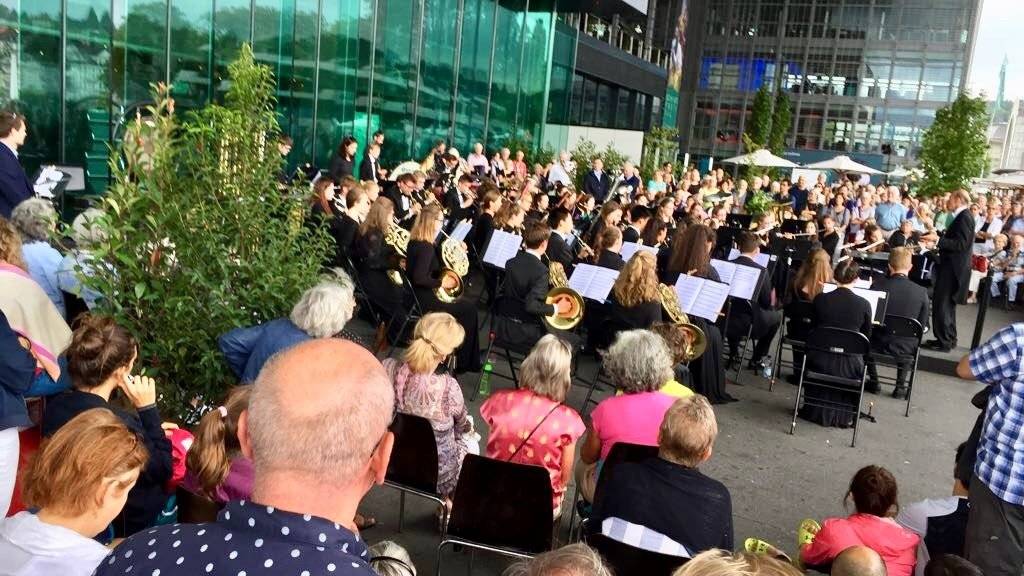 Das britische Jugendorchester spielt ein Gratiskonzert zum Auftakt des diesjährigen Lucerne Festivals unter dem schützenden, weitausragenden KKL-Dach.
