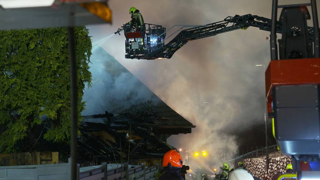 Feuer zerstört Doppeleinfamilienhaus in Lutzenberg
