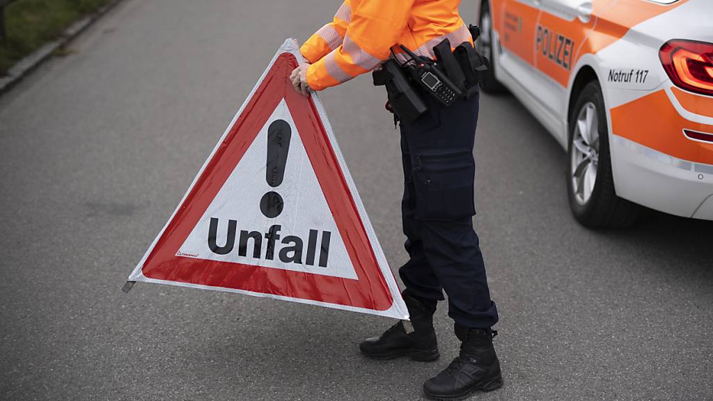 Ein Kadermitglied der Kantonspolizei St. Gallen verlässt die Polizei nach einem Unfall in alkoholisiertem Zustand. (Symbolbild)