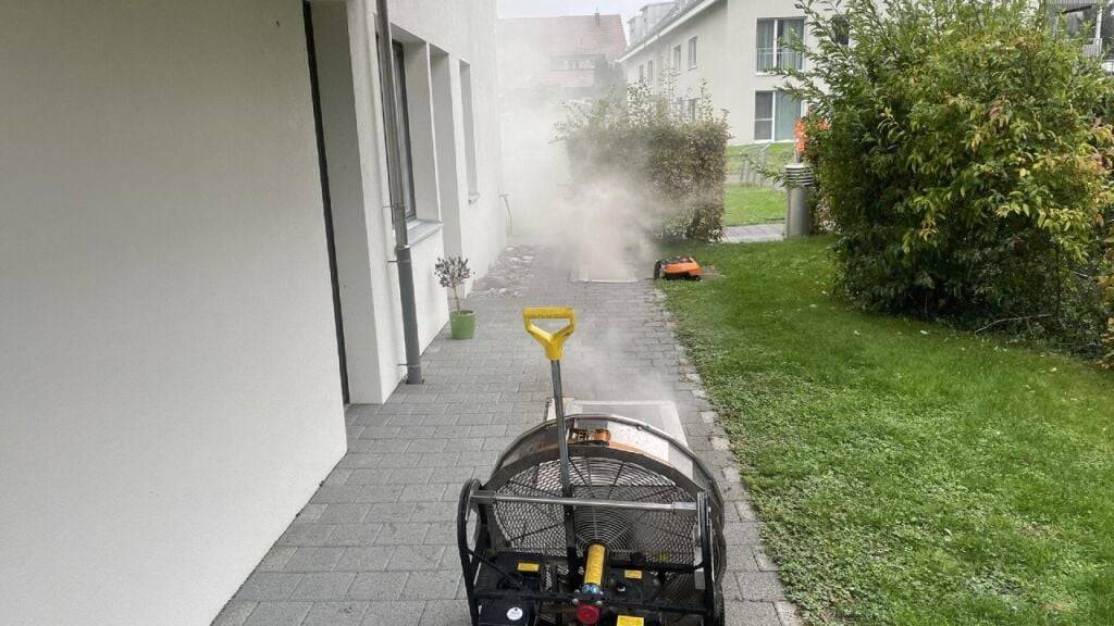 Aus Schächten des vom Brand betroffenen Mehrfamilienhauses trat am Samstagnachmittag Rauch aus.