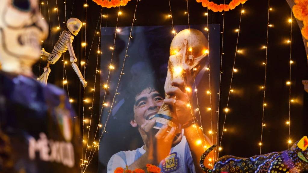 Altar zum «Día de los Muertos» für den verstorbenen argentinischen Fussballspieler Diego Armando Maradona in Tlaquepaque, Mexiko.