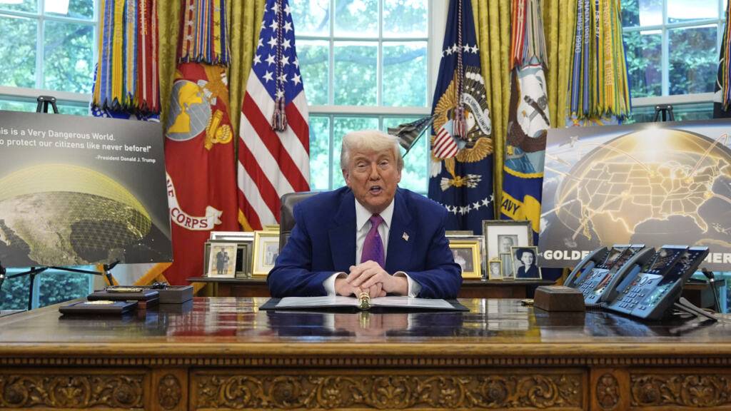 ARCHIV - US-Präsident Donald Trump spricht im Oval Office des Weißen Hauses neben zwei Schautafeln zum Raketenabwehrsystem «Golden Dome». Das von US-Präsident Donald Trump angestoßene Raketenabwehrsystem «Iron Dome» könnte laut dem Haushaltsamt des Kongresses über eine Billion Dollar kosten. Foto: Alex Brandon/AP/dpa