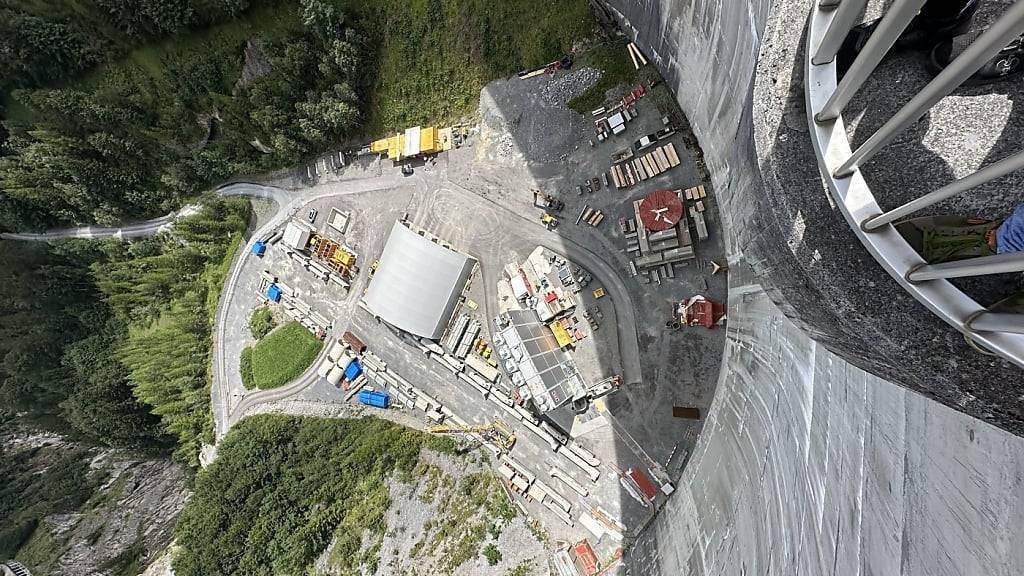 Blick von der 147 Meter hohen Staumauer des drei Kilometer langen Gigerwaldsees im St. Galler Calfeisental. (Archivbild)