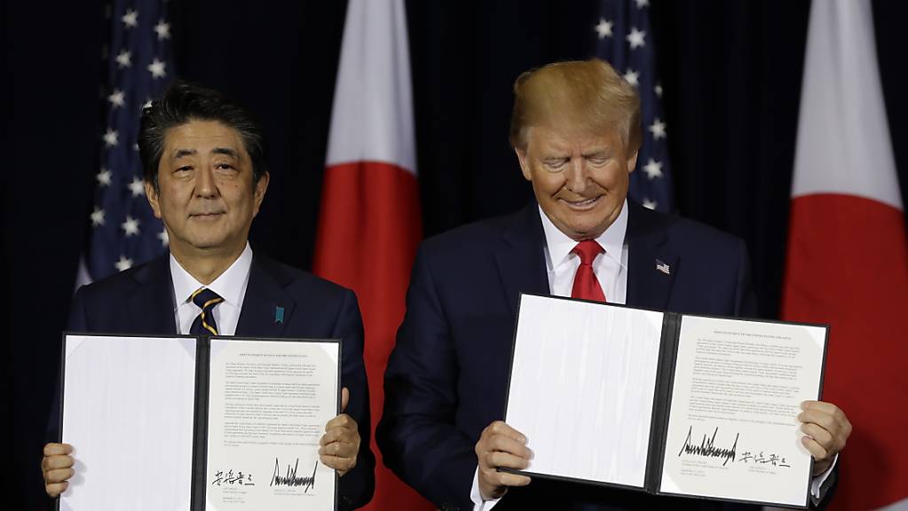 Nach monatelangen Verhandlungen haben US-Präsident Trump und der japanische Ministerpräsident Shinzo Abe Handelsverträge unterzeichnet.