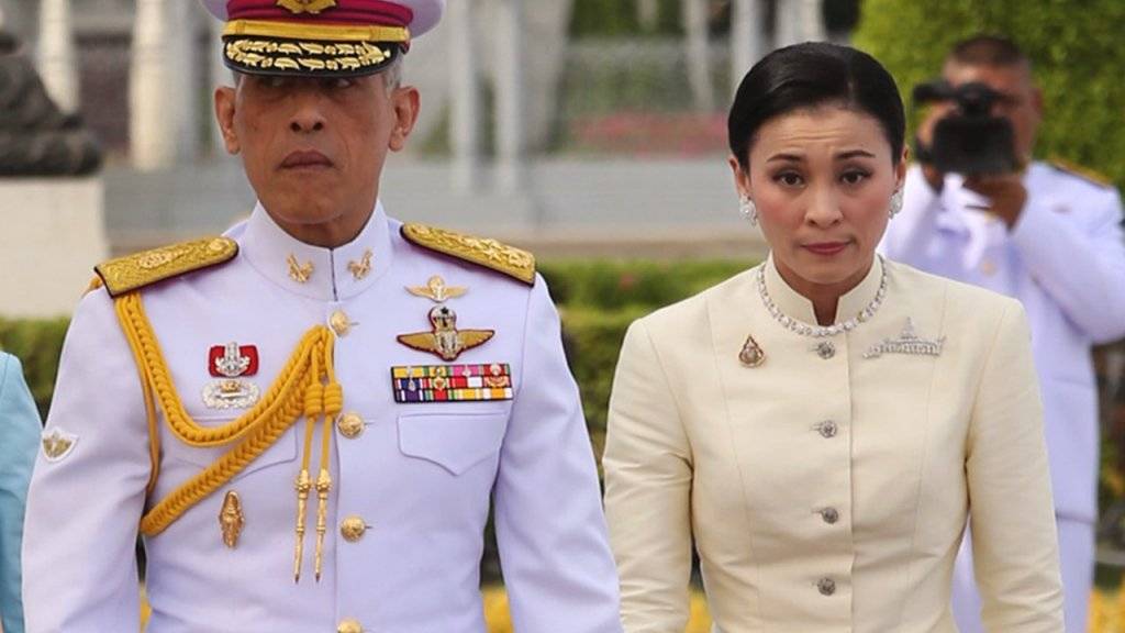 Königin Suthida am Donnerstag in Bangkok bei ihrem ersten öffentlichen Auftritt an der Seite ihres Ehemannes, König Maha Vajiralongkorn.
