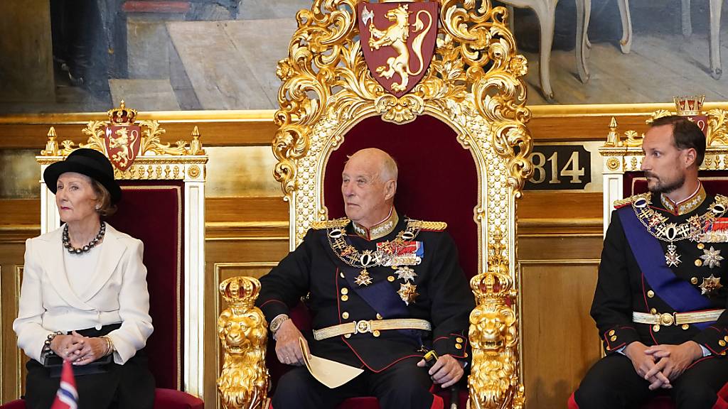 Der norwegische König Harald (Mitte) erkrankte in Malaysia. Im Bild sitzt er neben Königin Sonja und Kronprinz Haakon. (Archivbild)
