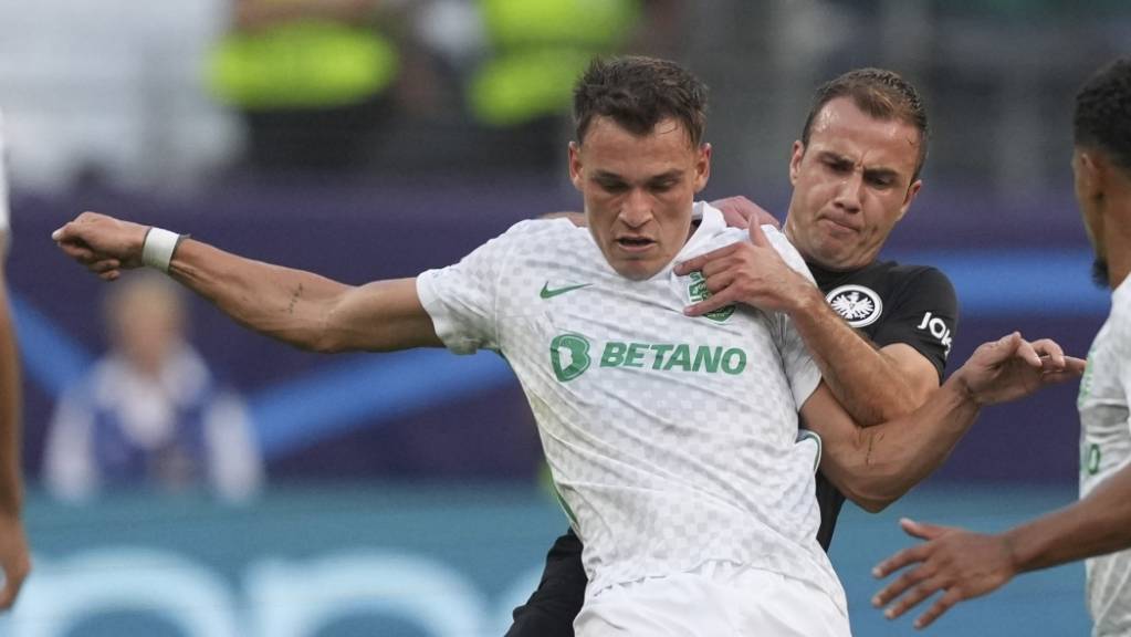 Frankfurts Mario Götze (hinten) kämpft mit Sportings Torschütze Francisco Trincão.
