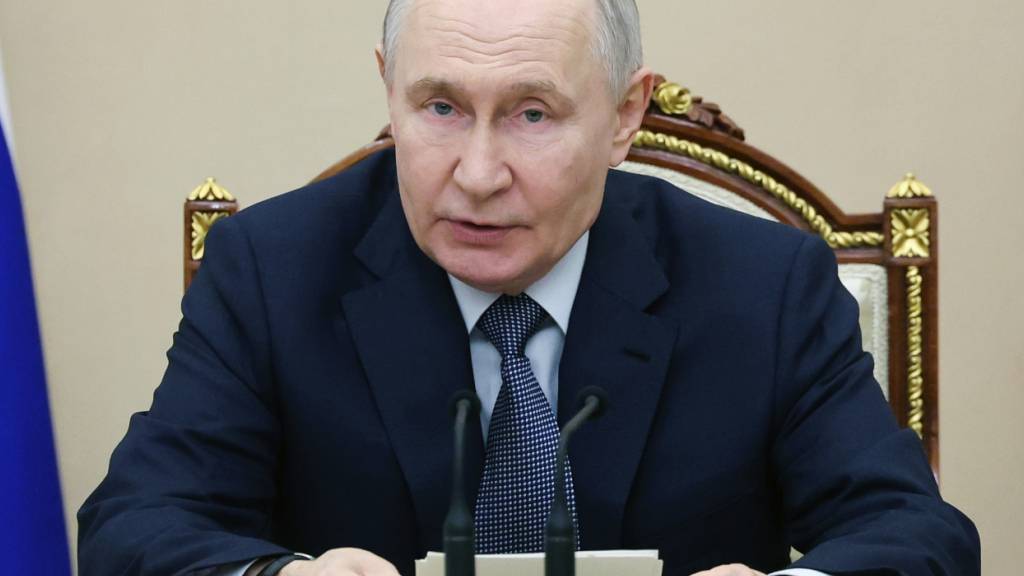 ARCHIV - Der russische Präsident Wladimir Putin spricht während einer Sitzung der Kommission für militärisch-technische Zusammenarbeit mit ausländischen Staaten im Kreml. Foto: Vyacheslav Prokofyev/Pool Sputnik Kremlin/AP/dpa - ACHTUNG: Nur zur redaktionellen Verwendung und nur mit vollständiger Nennung des vorstehenden Credits