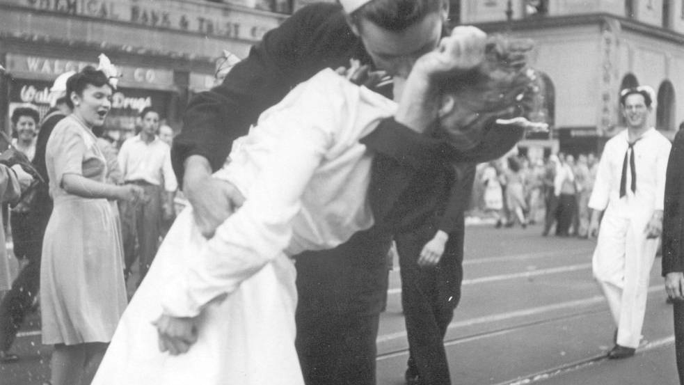 Siegesfeier in New York am 14. August 1945 - Mendonsa küsste eine ihm unbekannte Krankenschwester.