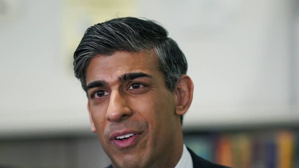 ARCHIV - Rishi Sunak, Premierminister von Großbritannien, spricht während eines Besuchs in der Haughton Academy zu Journalisten. Foto: Ian Forsyth/Pool Getty Images Europe/AP/dpa