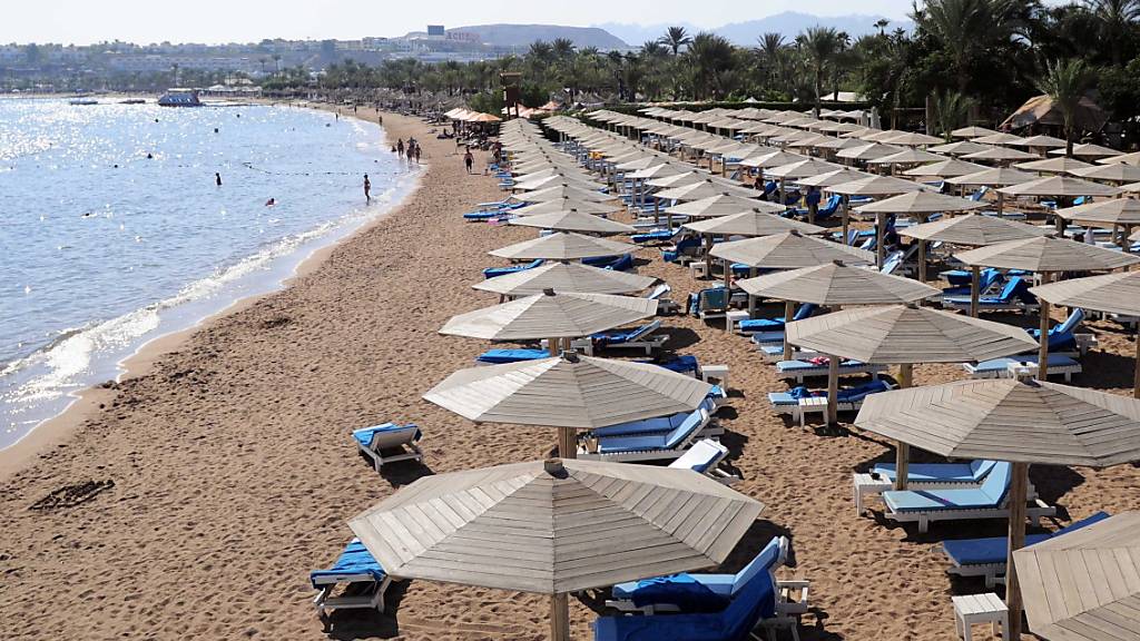 ARCHIV - Ein Strand in Sharm el-Sheikh, Ägypten, am Roten Meer. Ägyptens Badeorte am Roten Meer sind nach Ansicht des dortigen Ministers für Tourismus und Altertümer anderthalb Jahre nach Beginn der Corona-Pandemie wieder sichere Reiseziele. Foto: Namir Galal/Almasry Alyoum/ALMASRY ALYOUM/dpa Foto: Namir Galal/Almasry Alyoum/ALMASRY ALYOUM/dpa