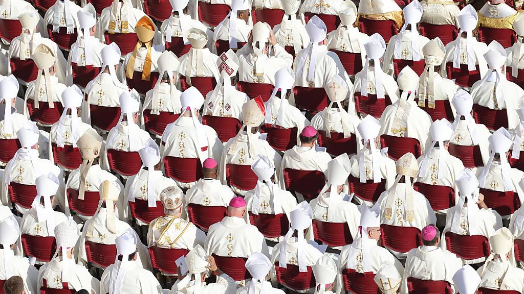 ARCHIV - Katholische Kardinäle zu Beginn der Weltsynode bei einer Messe mit Papst Franziskus auf dem Petersplatz. Foto: Evandro Inetti/ZUMA Press Wire/dpa