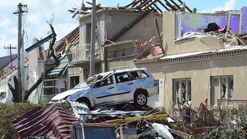 Nach dem verheerenden Tornado im Südosten Tschechiens haben die Aufräumarbeiten begonnen. Foto: Peøina Ludìk/CTK/dpa