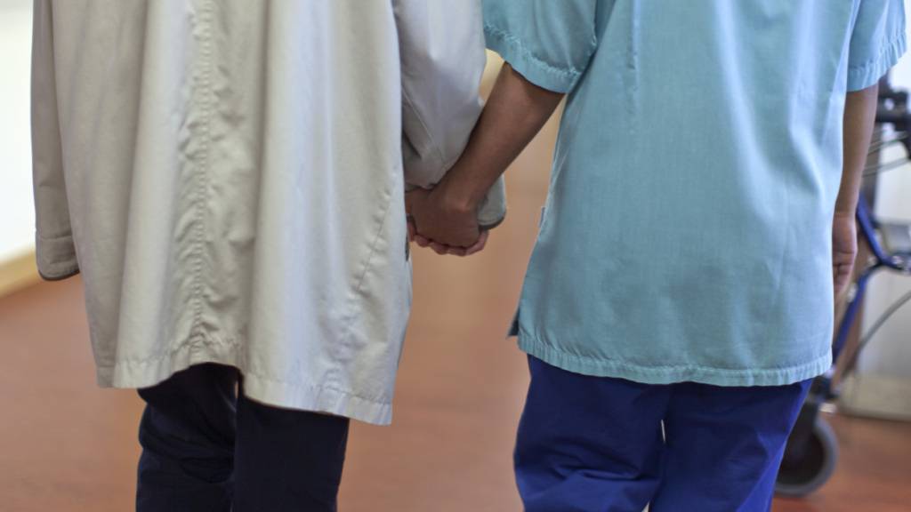 Trotz Betreuung durch die Tochter soll eine über 90-jährige demente Frau die Schweiz verlassen. (Symbolbild)