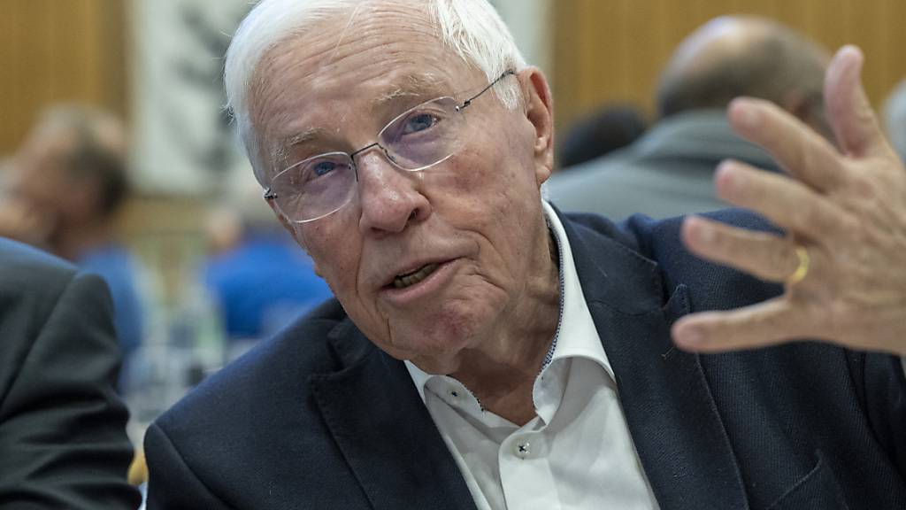 Alt-Bundesrat Christoph Blocher investiert in die SVP. (Archivbild)