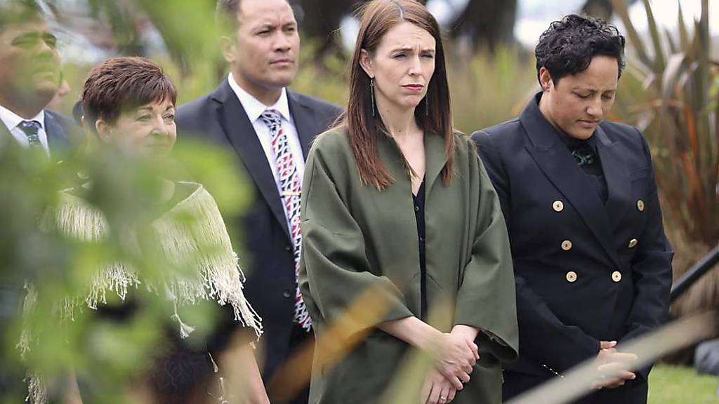 Jacinda Ardern 2.v.r), Premierministerin von Neuseeland, nimmt an einem Gottesdienst anlässlich des ersten Jahrestages nach dem verheerenden Vulkanausbruch in Neuseeland mit 22 Toten teil. Foto: Andrew Warner/NZME/dpa