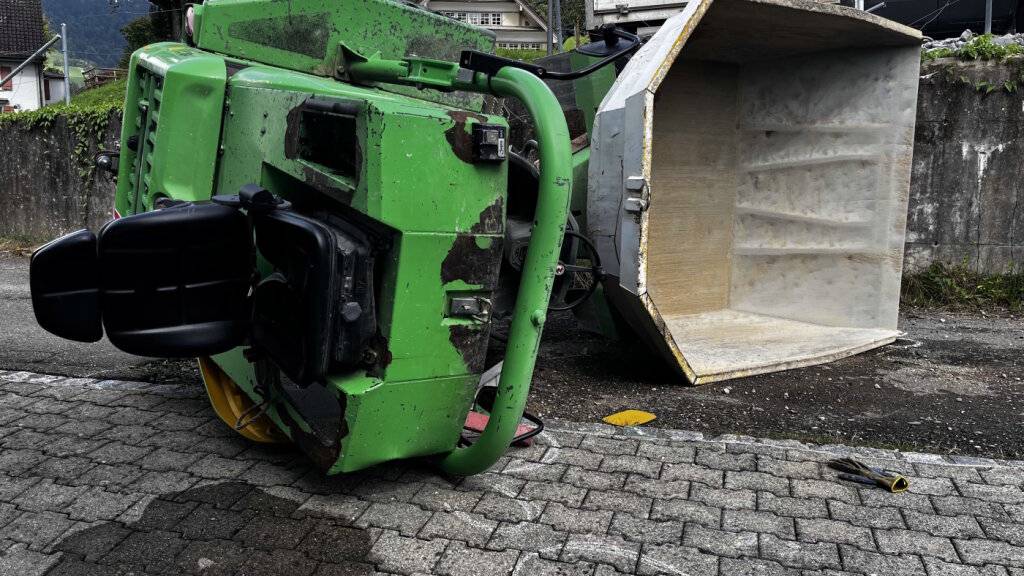 Der Fahrer des Dumpers verletzte sich beim Sprung vom Fahrzeug.