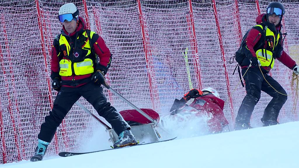 Petra Vlhova wird in ihrem Heimrennen mit dem Rettungsschlitten abtransportiert