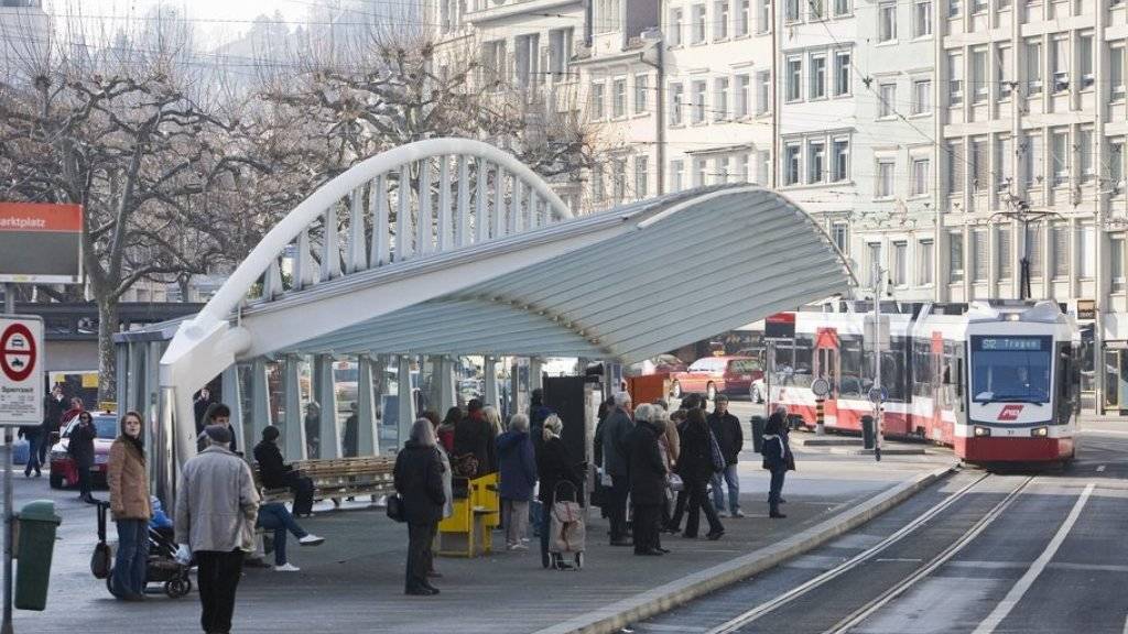 Im Februar 2004 wurde die Bushaltestelle Marktplatz-Bohl in St. Gallen eingeweiht - nun wurde deren Schöpfer Santiago Calatrava mit dem europäischen Architekturpreis geehrt. (Archiv)